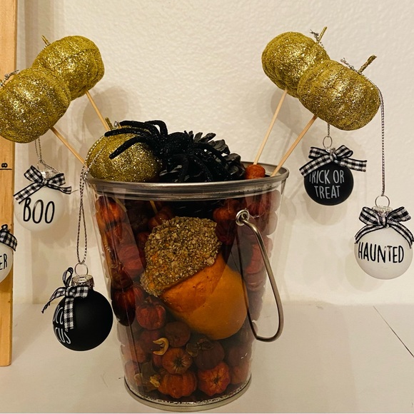 Halloween table decor with ornaments and pumpkin spice scented putka pods - Picture 12 of 16